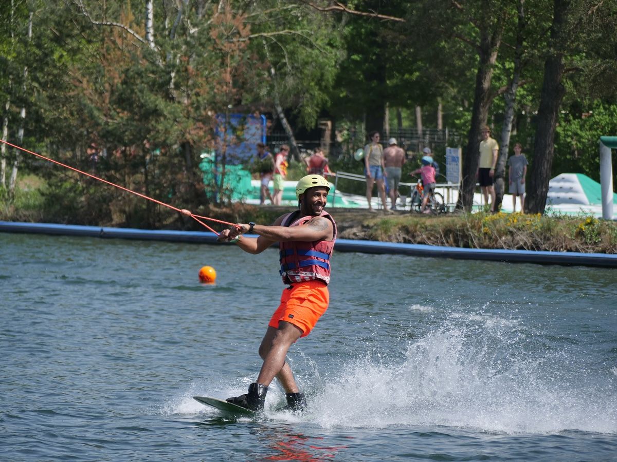 Nouveau wakeboardeur réussissant sa ride à Waterskicentrum De Kempervennen
