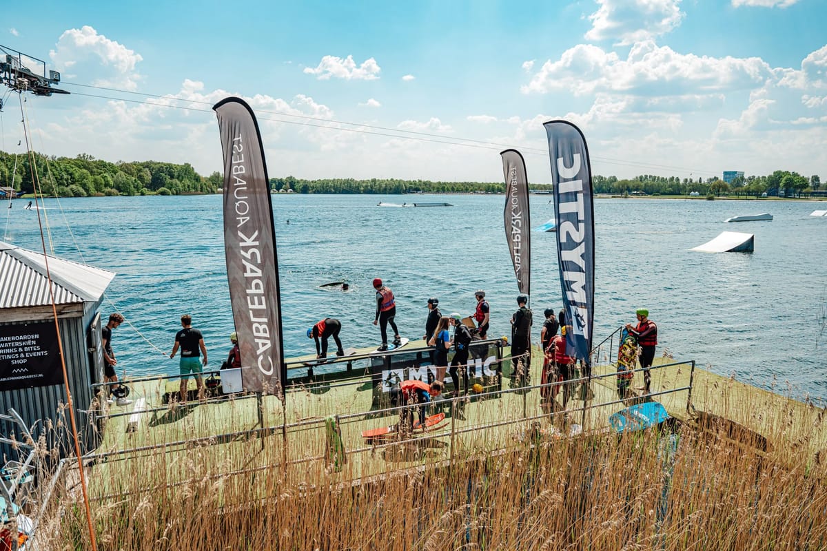 personnes attendant sur le ponton de départ à Cablepark Aquabest