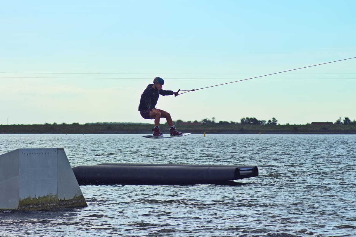 Wakeboardeur prenant un kicker au Schotsman Watersport Centrum
